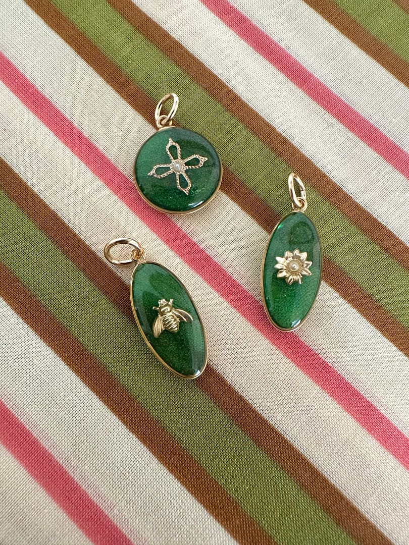 Médaille ovale abeille - vert olive – Image 2