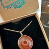 Médaille "M" Soleil Perlé - Orange – Image 2