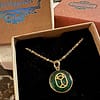Médaille "S" Scarabée - Verte – Image 3