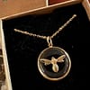 Médaille "M" Libellule - Transparente – Image 2