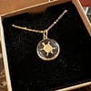 Médaille "S" Tortue - Transparente – Image 3