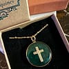 Médaille "L" Croix ciselée - Verte – Image 3