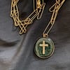Médaille "L" Croix ciselée - Verte – Image 4