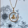Médaille "S" Abeille - Transparente – Image 2