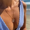 Médaille "L" Hirondelle - Transparente – Image 2