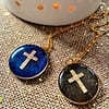 Médaille "L" Croix ciselée - Bleue – Image 2