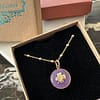 Médaille "S" Trèfle - Lilas – Image 5
