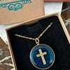 Médaille "L" Croix ciselée - Bleue