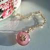 Médaille « S » trèfle rose blush