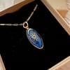 Médaille ovale cœur ensoleillé bleu nuit