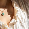 Médaille « S » fleur et perle vert Jade