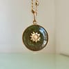 Médaille « S » fleur tournesol perle noir irisé