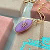 Médaille ovale lilas cœur ensoleillé