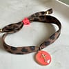 Bracelet léopard et croix corail fluo – Image 2