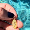 Médaille ovale hippocampe jaune phosphorescente