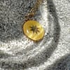 Médaille « S » soleil jaune