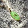 Médaille ovale cœur ensoleillé vert nacré