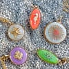 Médaille ovale hippocampe corail