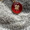 Médaille « S » trèfle rouge