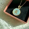Médaille « S » lettre E majuscule fond nacré