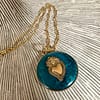 Médaille « M » ex-voto bleu paon