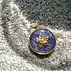 Médaille « S » fleur micro perle mauve cendré – Image 2