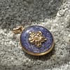 Médaille « S » fleur micro perle mauve cendré