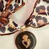 Médaille "M" ex-voto noire sur ruban léopard