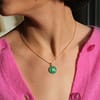 Médaille « S » trèfle vert Jade – Image 2
