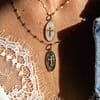 Médaille ovale croix nacrée