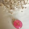 Médaille « S » croix Romane rose bubble gum – Image 2