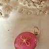 Médaille « S » croix Romane rose bubble gum