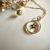 Médaille « S » étoile transparente et perle