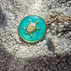 Médaille « S » tortue turquoise