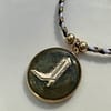 Médaille « M » santiag noire sur cordon – Image 3