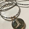 Médaille « M » santiag noire sur cordon