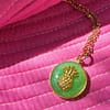 Médaille « S » Ananas vert vif – Image 2
