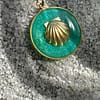 Médaille « M » coquillage vert turquoise