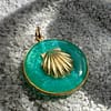 Médaille « M » coquillage vert turquoise – Image 2