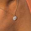 Médaille « S » étoile de mer  fine blanc nacré – Image 2