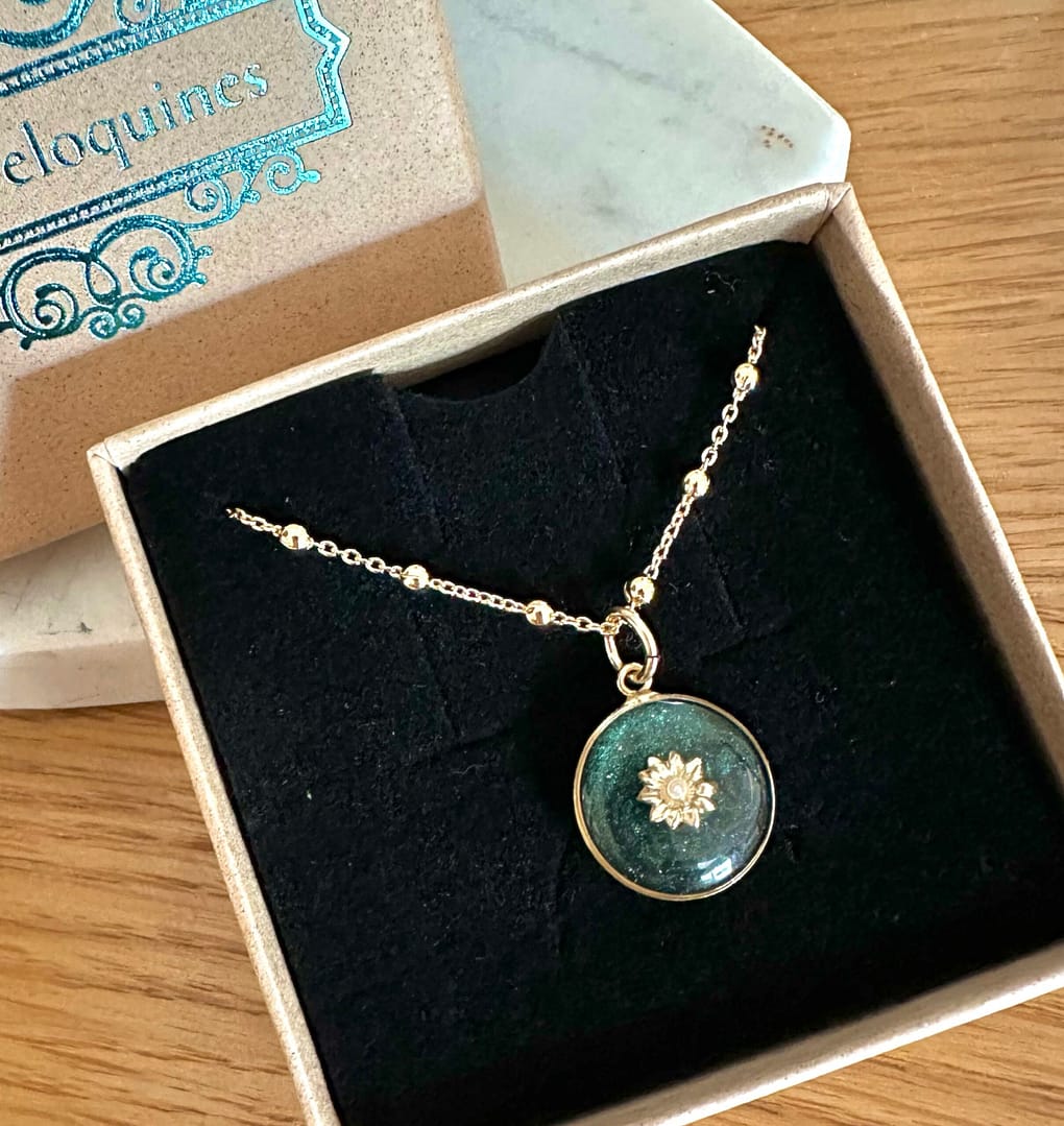 Médaille « S » fleur tournesol perle noir irisé – Image 3