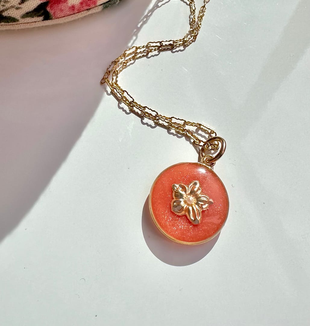 Médaille « S » fleur et micro perle corail