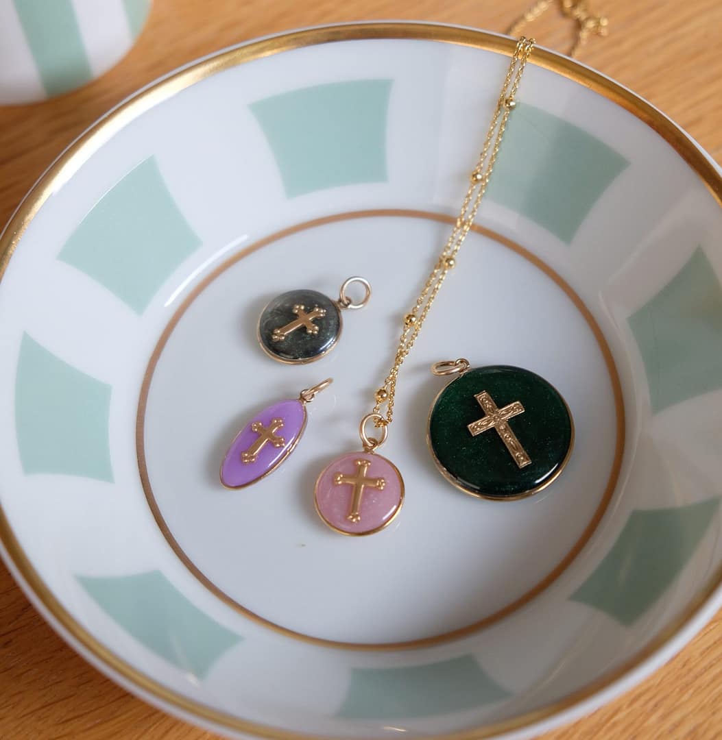Médaille Ovale Croix - Lilas – Image 2