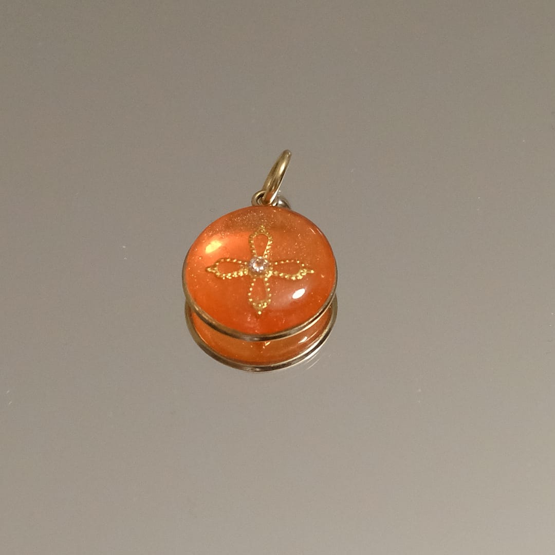 Médaille résine orange croix et diamant