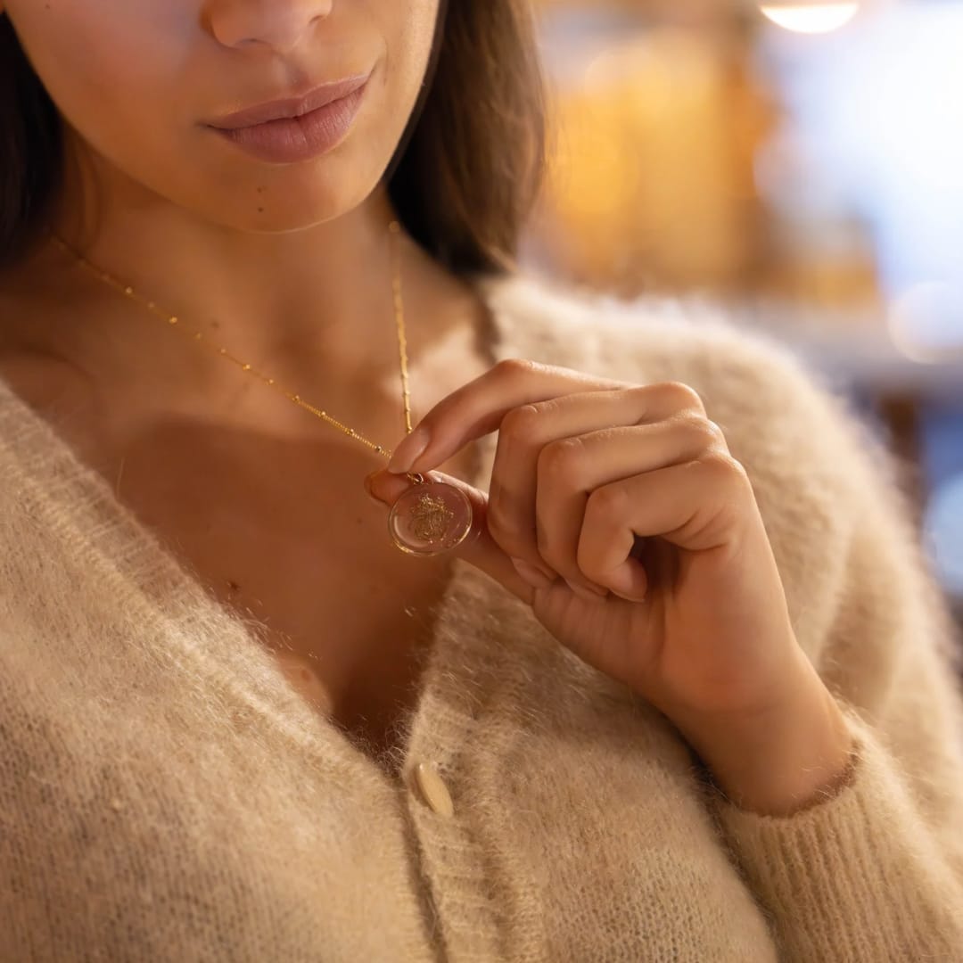 Médaille "L" Scarabée ciselé - Transparente – Image 2