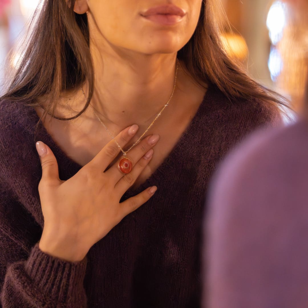 Médaille "M" Soleil Perlé - Orange – Image 4