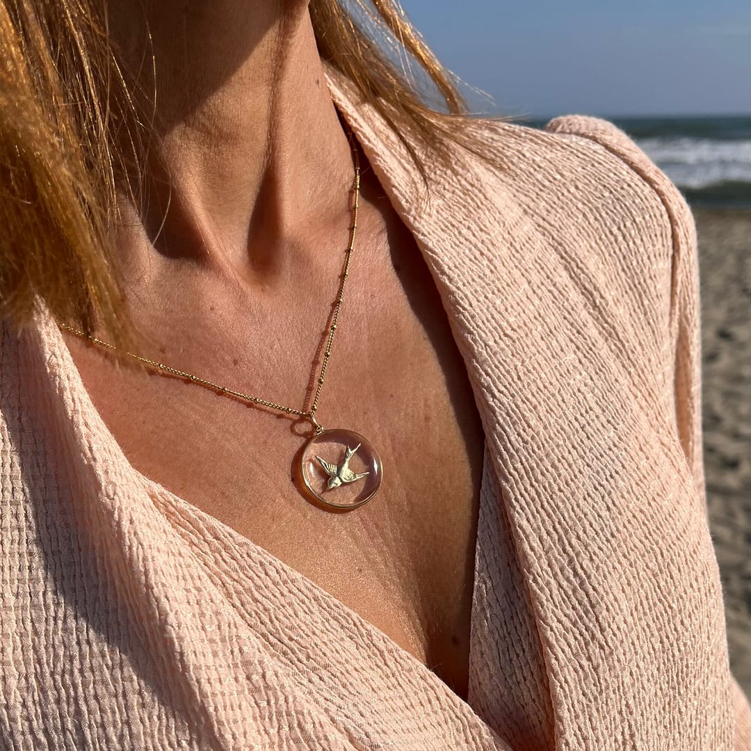 Médaille "L" Hirondelle - Transparente