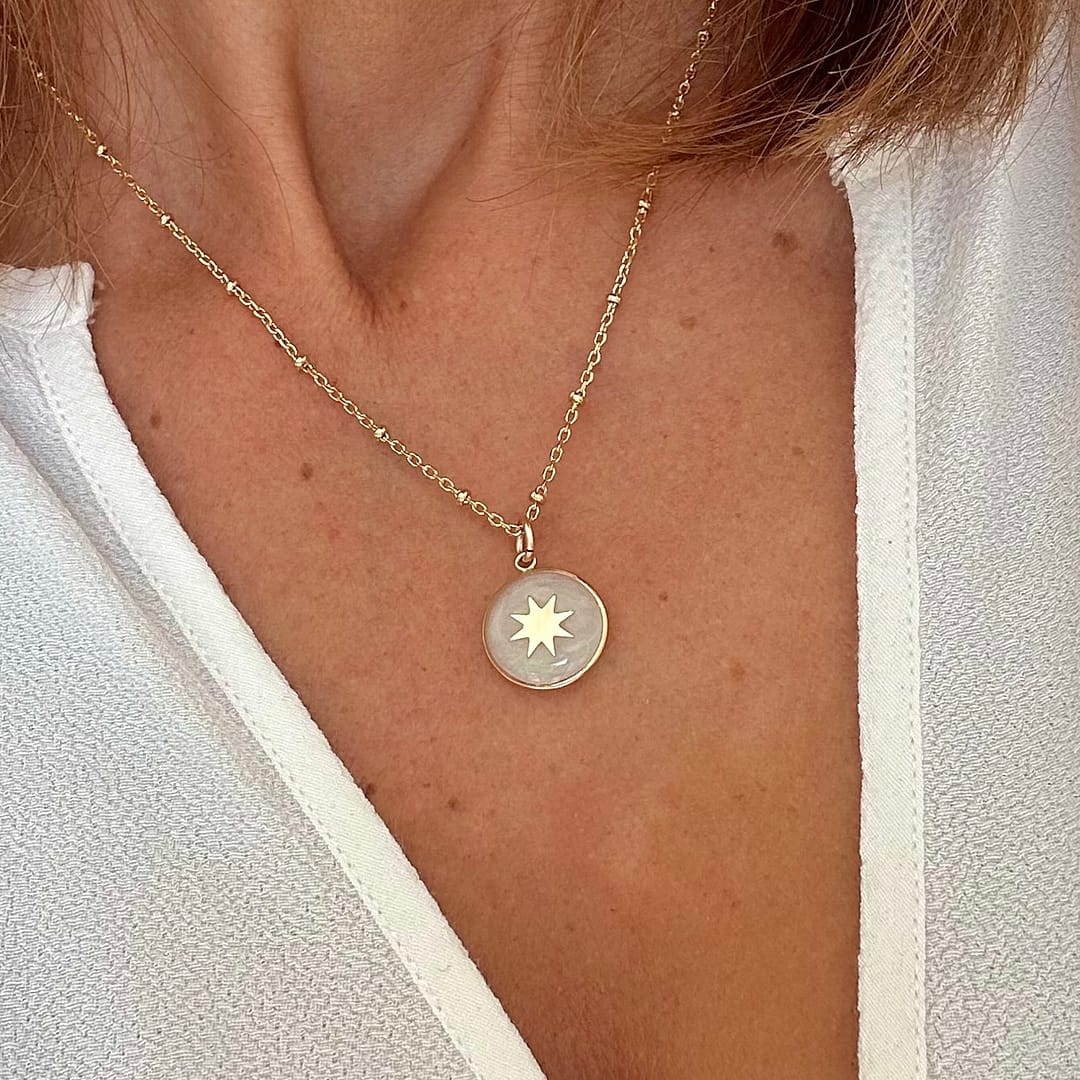 Médaille "S" soleil - Nacrée – Image 5