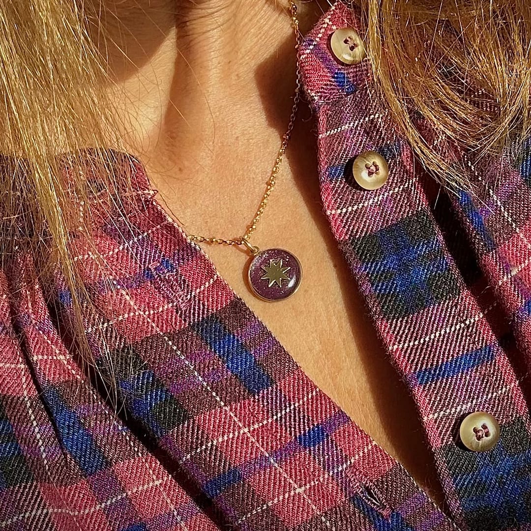 Médaille "S" Soleil - Prune – Image 3