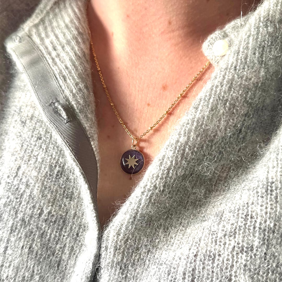 Médaille "S" Soleil - Prune